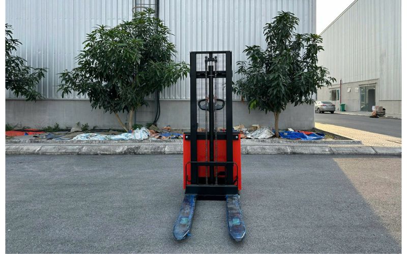 Mặt trước xe nâng điện đứng lái 1.5 tấn