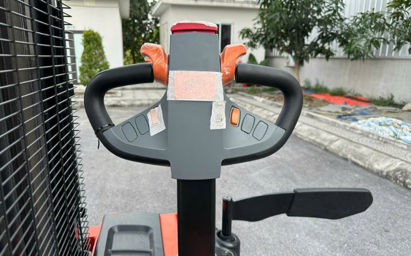 Tay điều khiển xe nâng điện đứng lái 1.5 tấn
