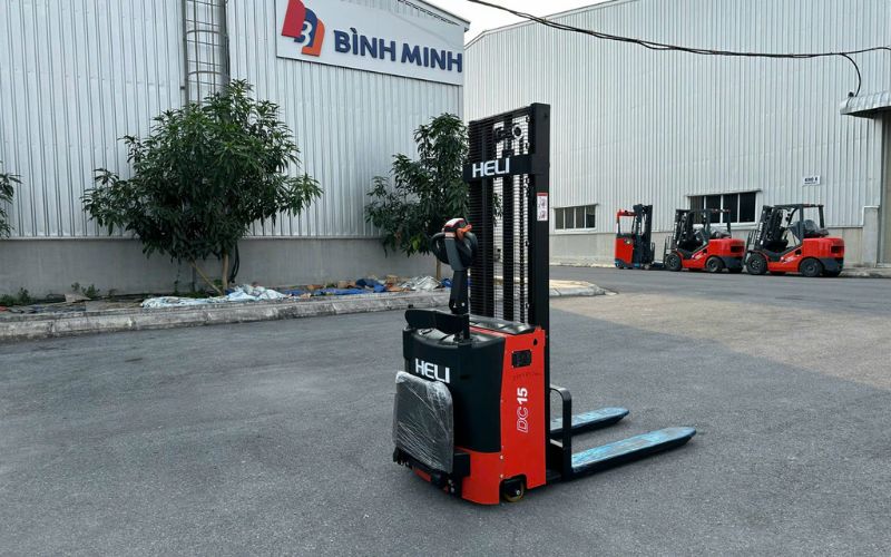 Xe nâng điện lithium đứng lái 1.5 tấn HELI