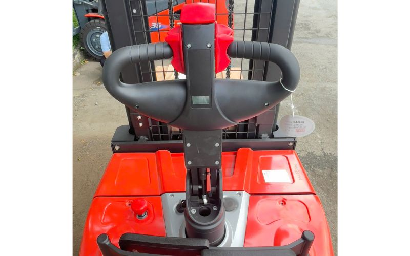 Màn hình và tay điều kiển xe nâng điện lithium đứng lái 2 tấn