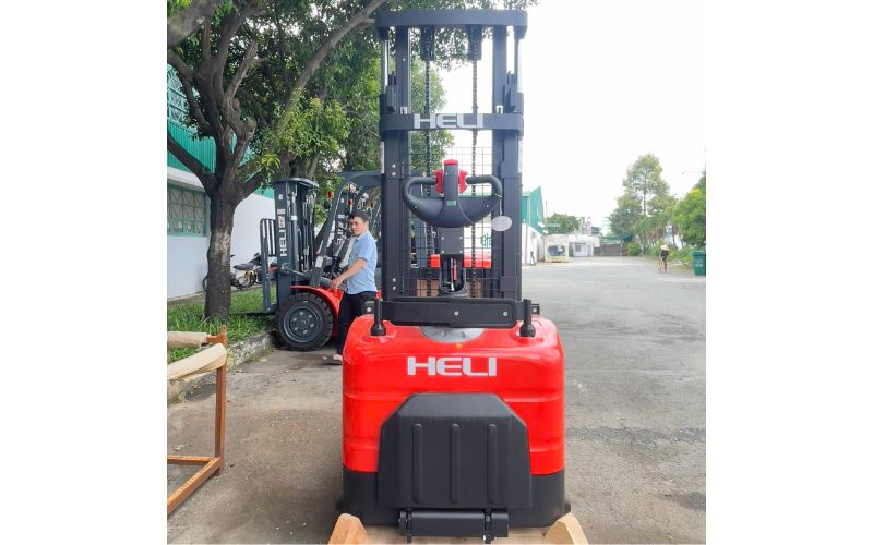 Mặt sau xe nâng điện đứng lái 2 tấn
