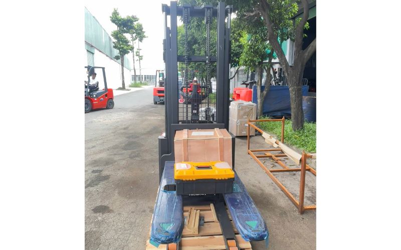 Mặt trước xe nâng điện lithium đứng lái 2 tấn