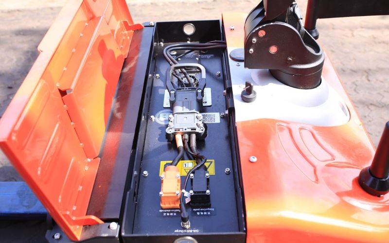 Pin xe nâng điện lithium đứng lái 2 tấn