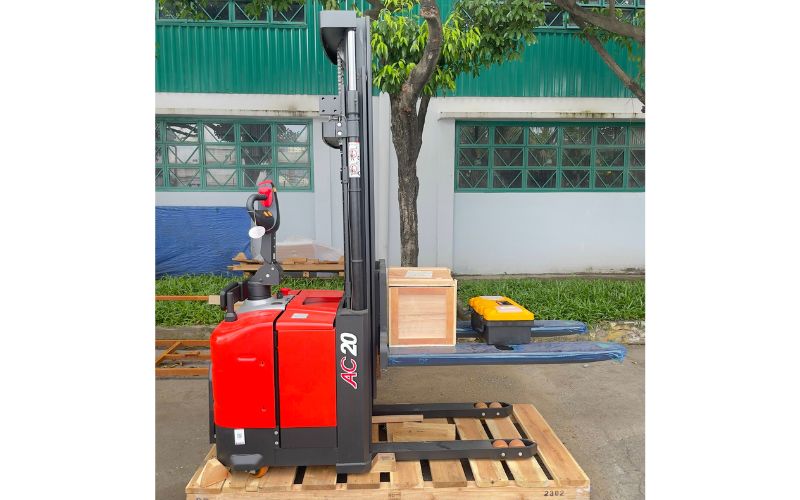 Xe nâng điện đứng lái 2 tấn