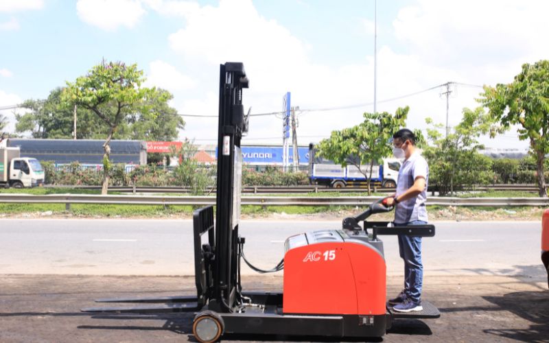 Xe nâng điện đứng lái 1.5 tấn