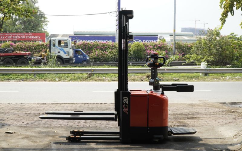 Xe nâng điện đứng lái 2 tấn