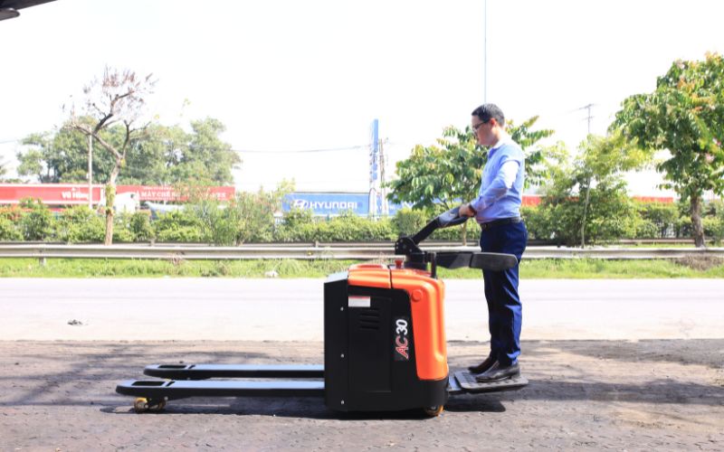 Xe nâng điện đứng lái 3 tấn