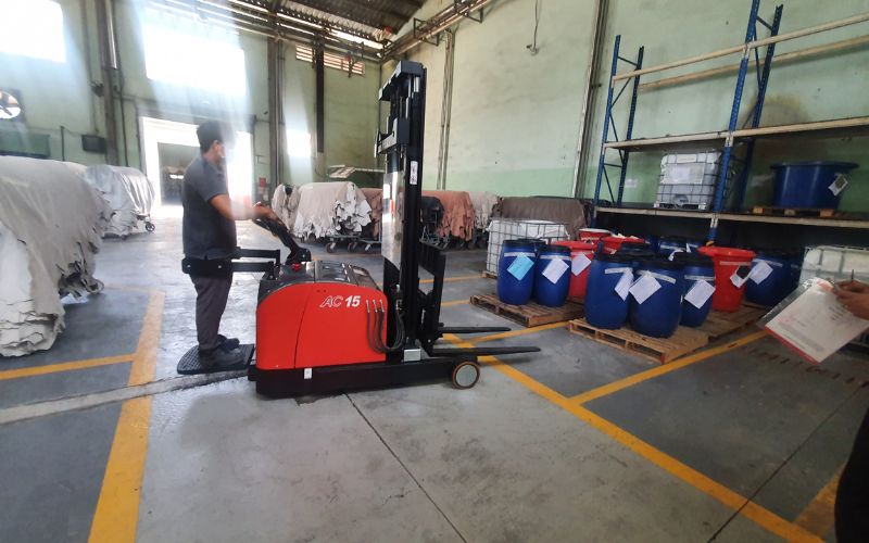 Xe nâng điện đứng lái vận hành