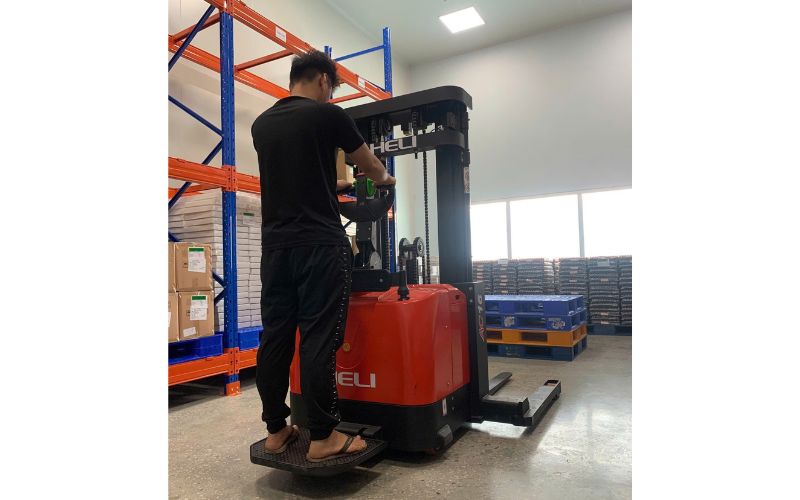 Xe nâng điện càng rộng 1.6 tấn HELI