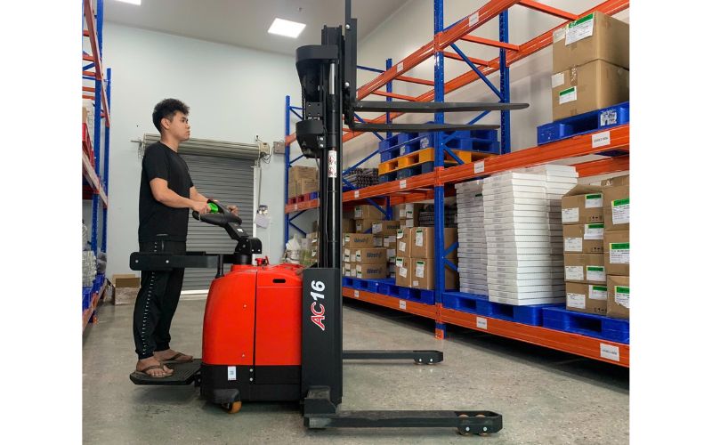 Xe nâng điện đứng lái 1.6 tấn