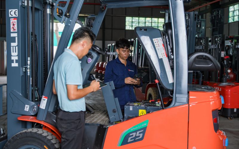 Kiểm tra xe nâng HELI