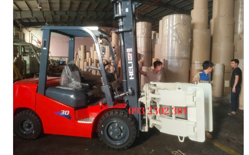 Xe nâng 3 tấn kẹp cuộn giấy (kẹp tròn)