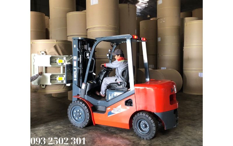 Xe nâng dầu 3.5 tấn kẹp cuộn giấy (kẹp tròn)