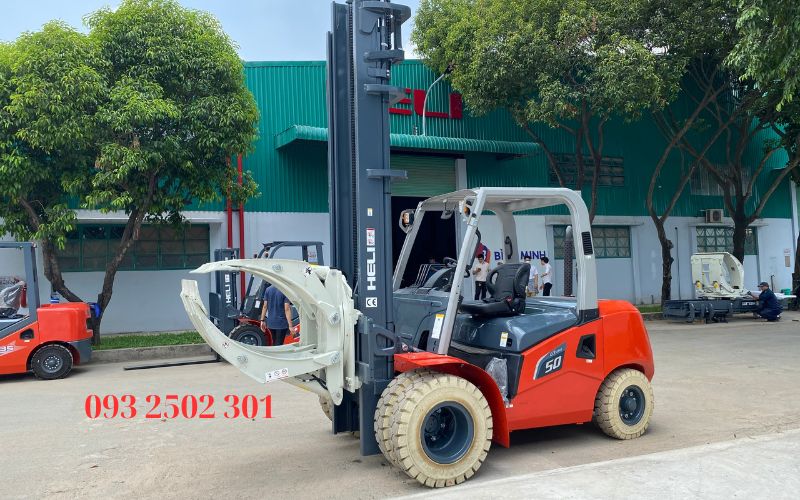 Xe nâng dầu 5 tấn kẹp cuộn giấy (kẹp tròn)