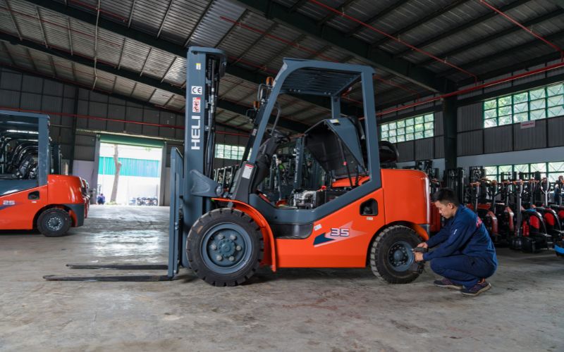 Thay lốp xe nâng