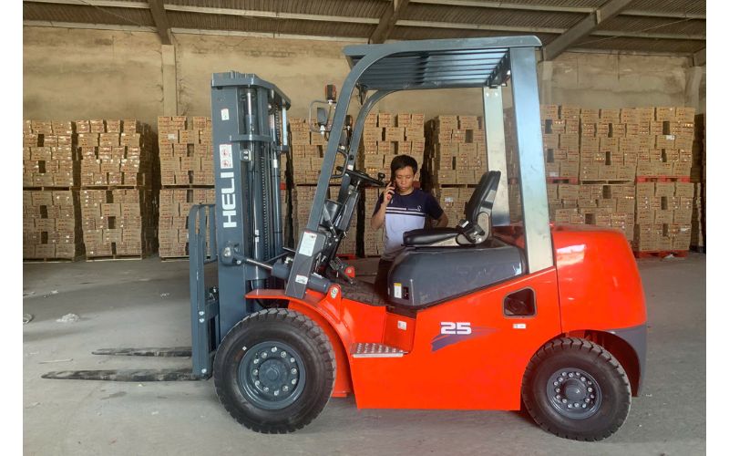 Thuê xe nâng dầu 2.5 tấn
