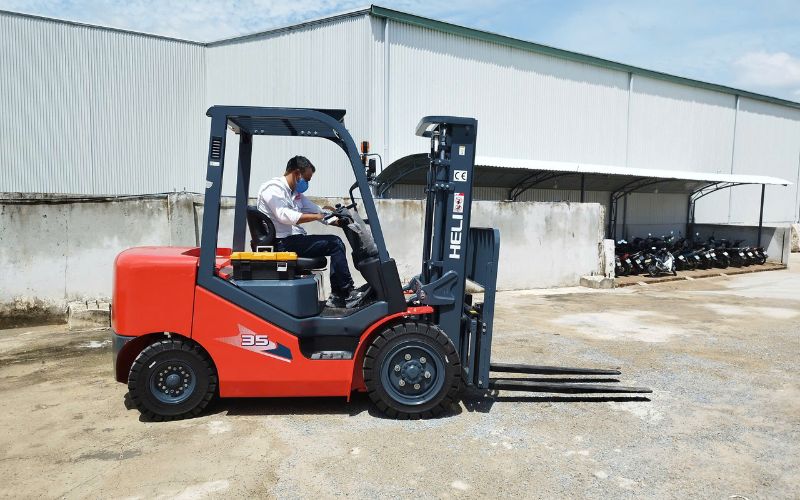 Thuê xe nâng dầu 3.5 tấn