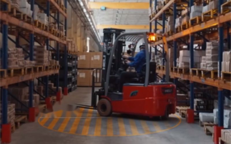 Xe nâng điện lithium 3 bánh 1.5 tấn 01