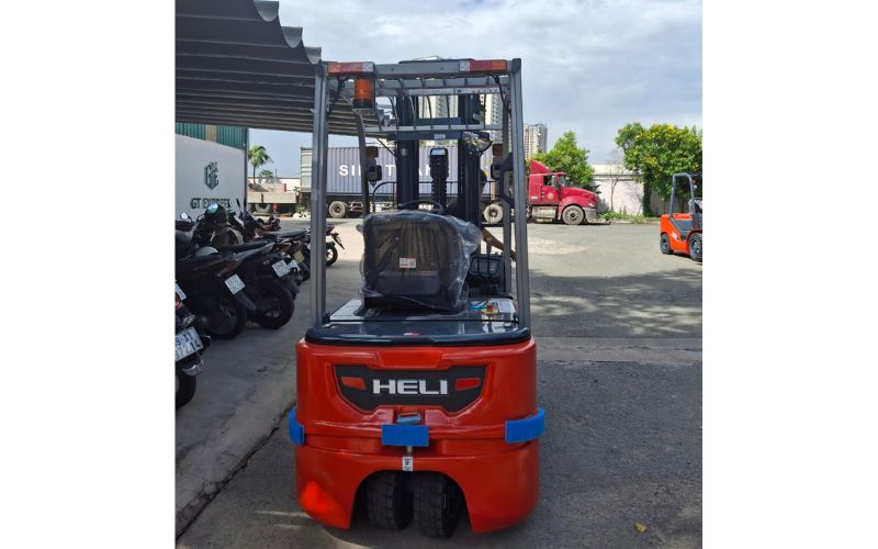 Mặt sau xe nâng điện lithium 3 bánh 2 tấn