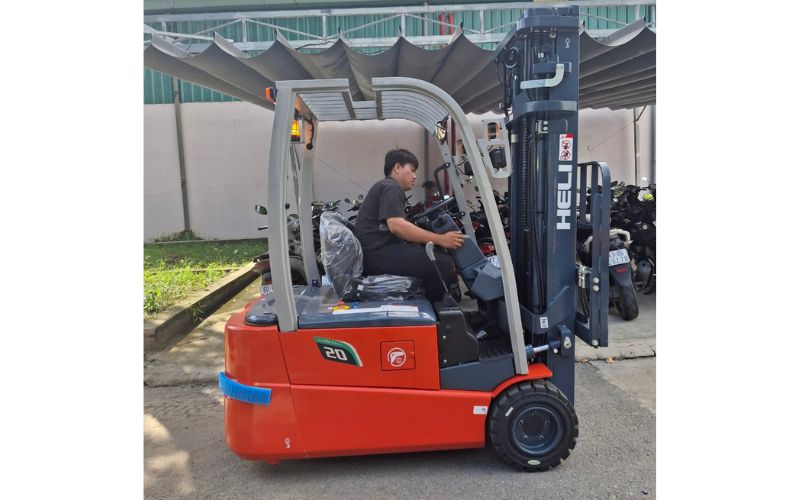 Xe nâng điện lithium 3 bánh 2 tấn HELI