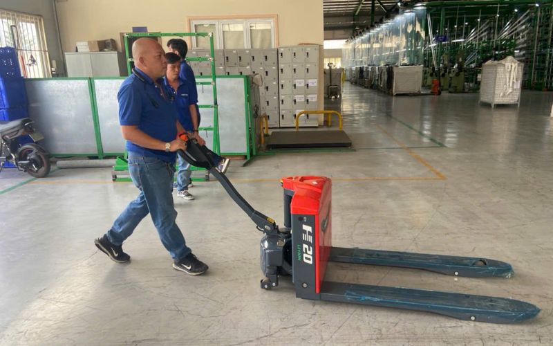 Vận hành xe nâng tay điện 2 tấn