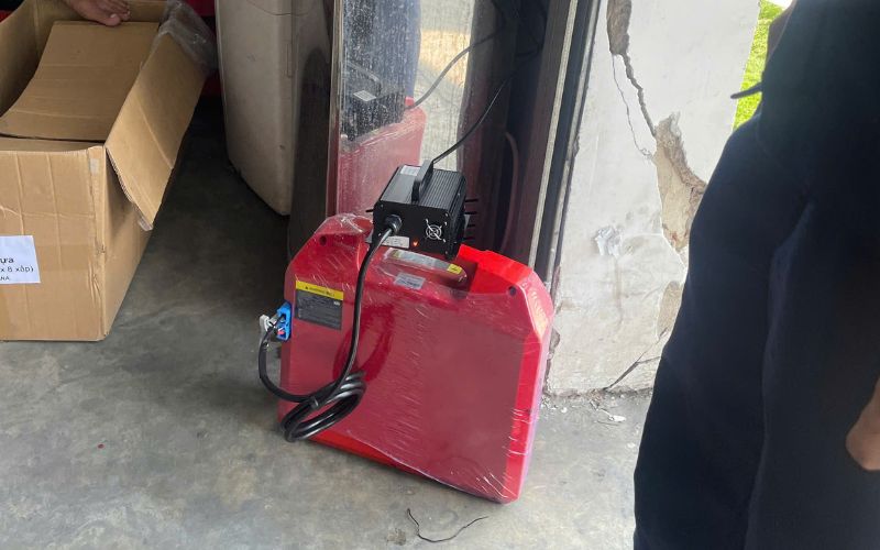Pin và sạc xe nâng điện mini 2 tấn 