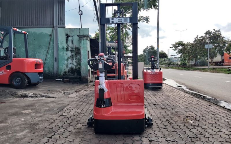 Mặt sau xe nâng pallet 2 mặt
