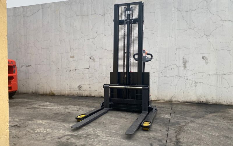 Mặt trước xe nâng pallet 2 mặt