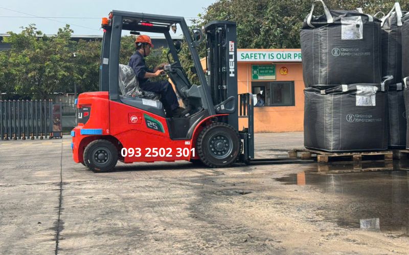 Xe nâng điện lithium 2.5 tấn dòng G2