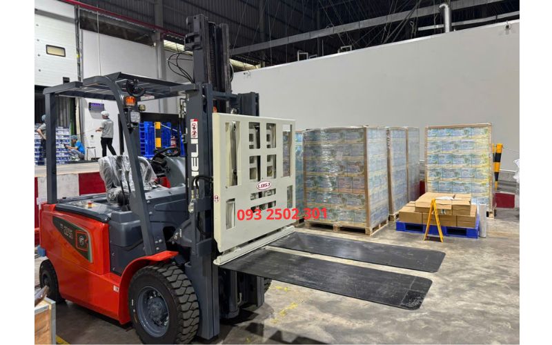 Xe nâng điện lithium 2.5 tấn gắn bộ push pull