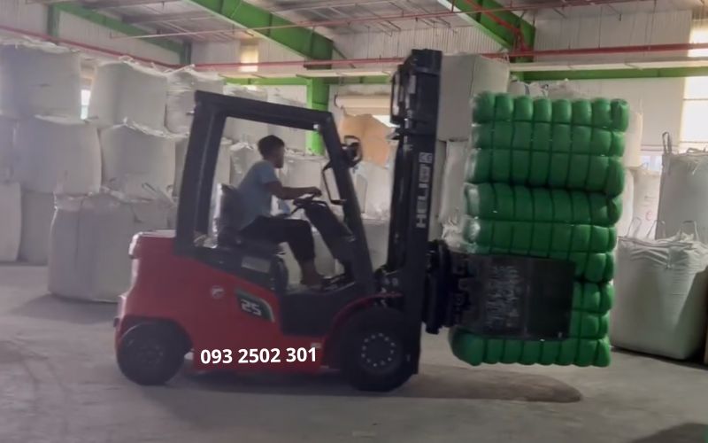 Xe nâng điện lithium 2.5 tấn gắn kẹp vuông