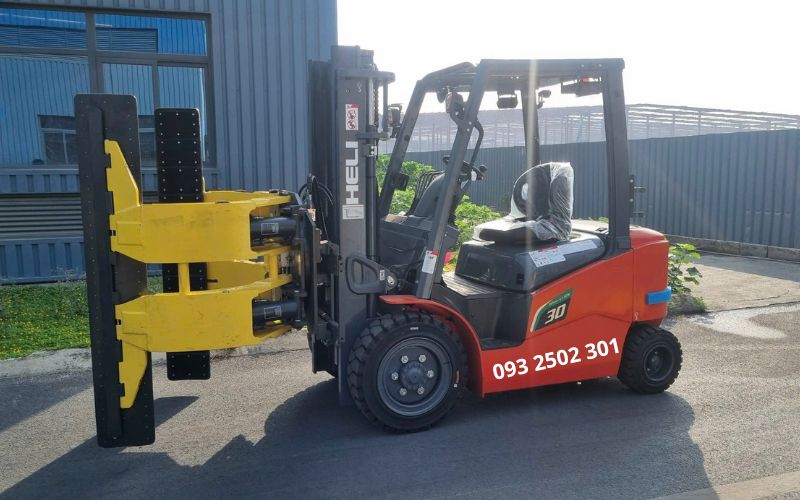 Xe nâng điện lithium 3 tấn lắp kẹp tròn (kẹp cuộn giấy)