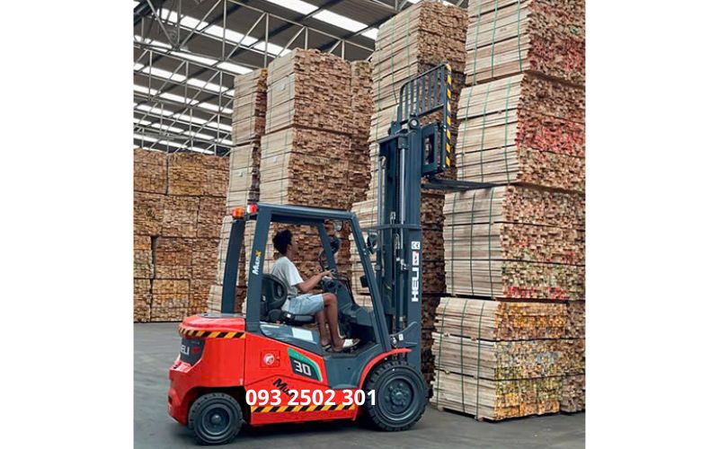 Xe nâng điện lithium 3 tấn nâng gỗ
