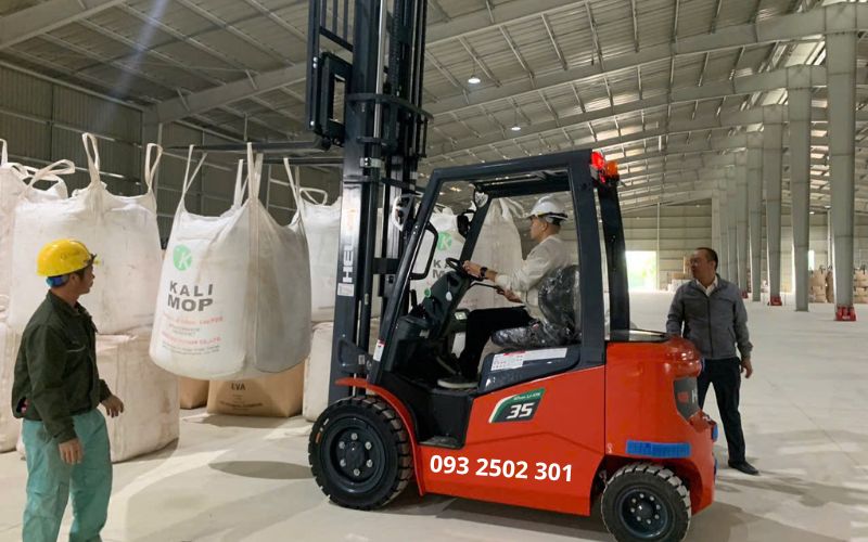 Xe nâng điện lithium 3.5 tấn nâng bột đá