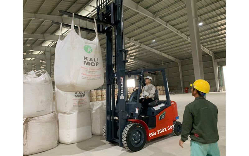 Xe nâng điện lithium 3.5 tấn nâng bột đá