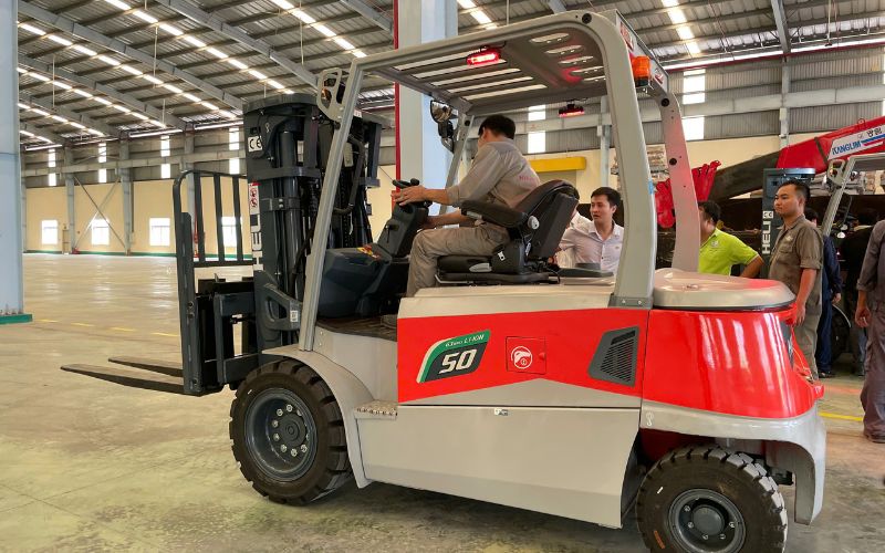 Xe nâng điện lithium 5 tấn ngồi lái