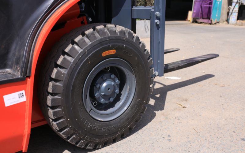 Bánh trước xe nâng điện lithium 1.5 tấn