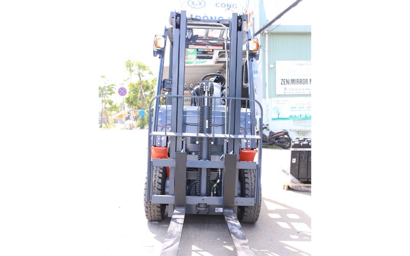 Mặt trước xe nâng điện lithium 1.5 tấn