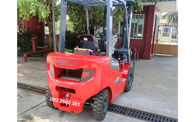 Mặt sau xe nâng dầu 2 tấn