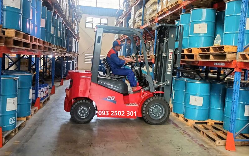Xe nâng dầu 2 tấn