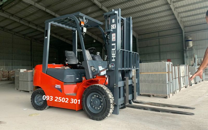 Xe nâng dầu 2.5 tấn HELI