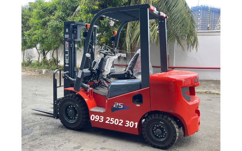 Xe nâng dầu 2.5 tấn mặt bên phải