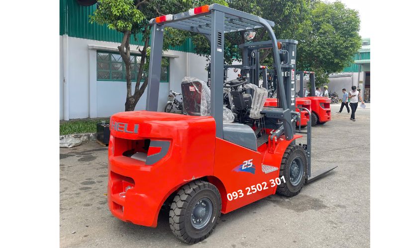 Xe nâng dầu 2.5 tấn mặt bên trái