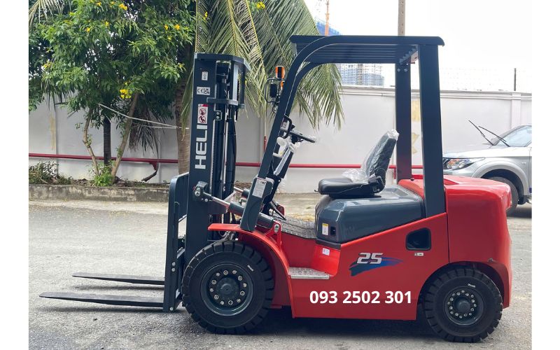 Xe nâng dầu 2.5 tấn mặt bên