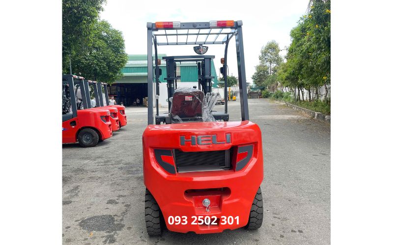 Xe nâng dầu 2.5 tấn mặt sau