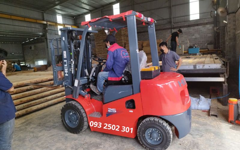 Xe nâng dầu 2.5 tấn nâng gỗ