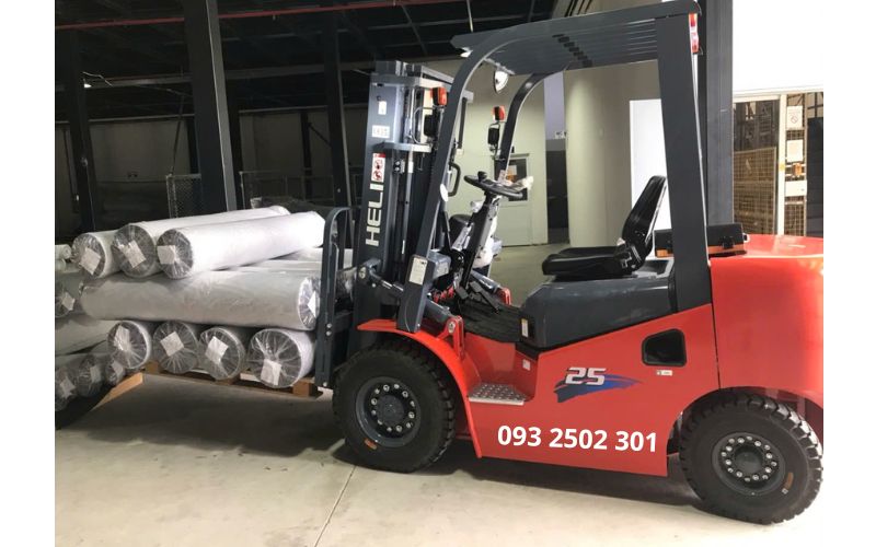 Xe nâng dầu 2.5 tấn nâng vải