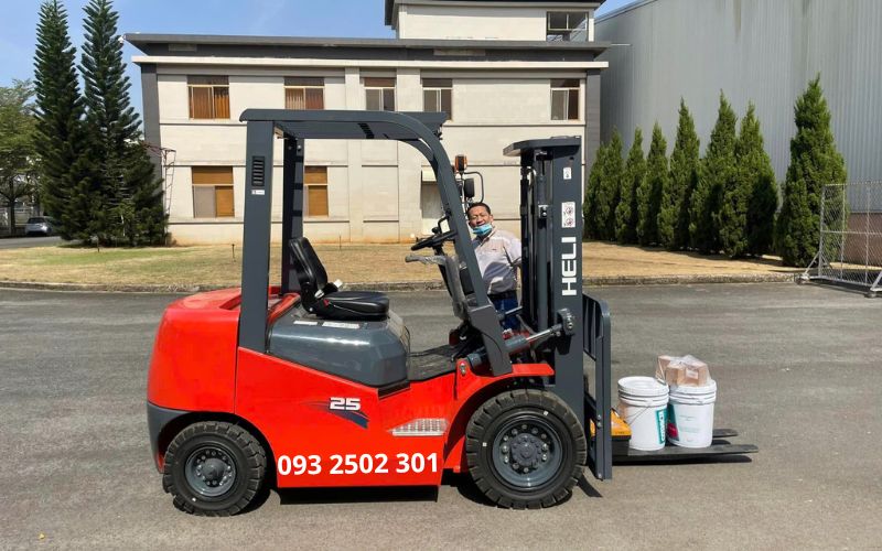 Xe nâng dầu 2.5 tấn
