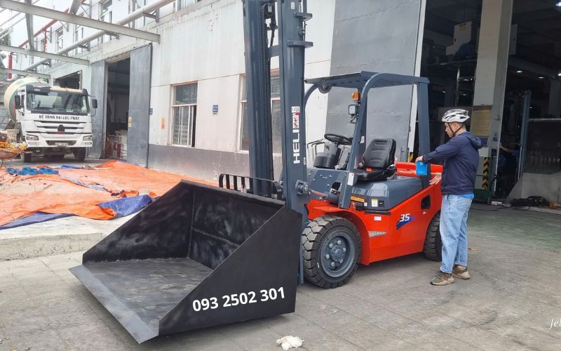 Xe nâng dầu 3.5 tấn lắp gầu xúc