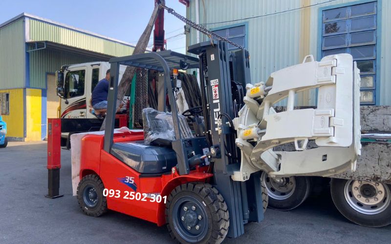 Xe nâng dầu 3.5 tấn lắp kẹp tròn (kẹp giấy)